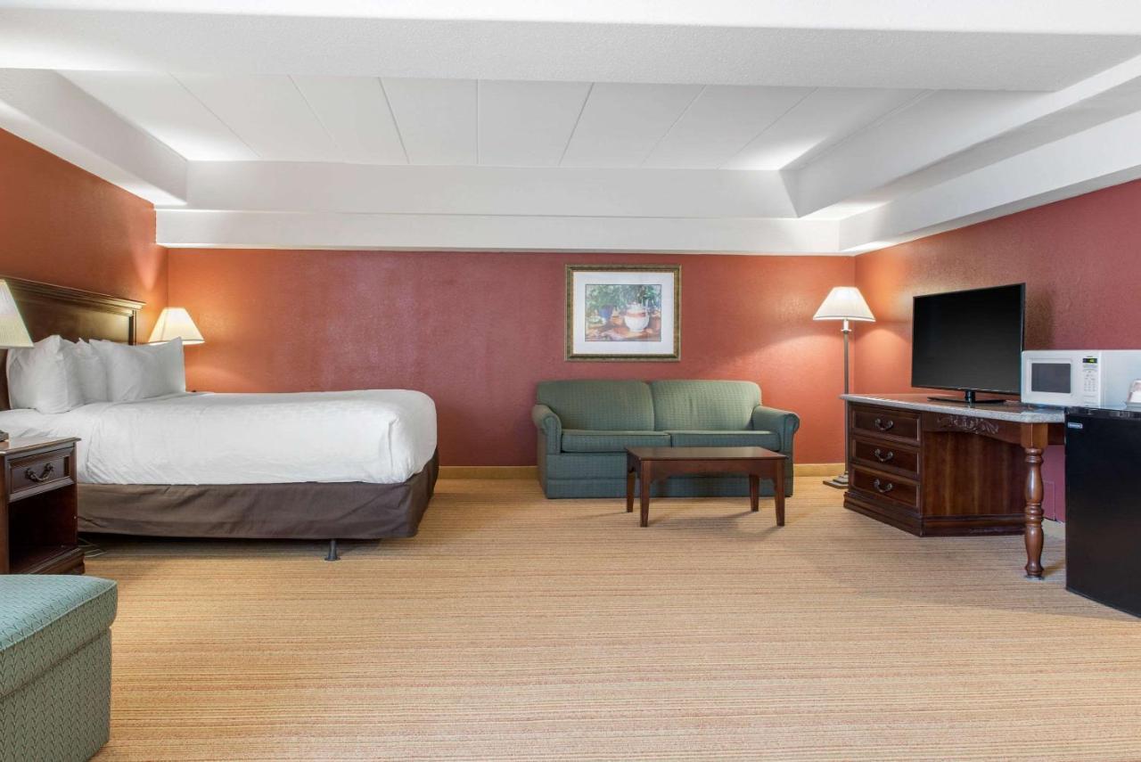Clarion Hotel Indianapolis Exterior foto
